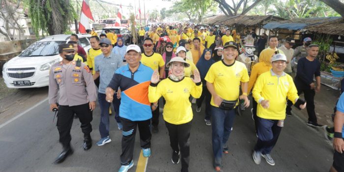 jalan-sehat-bareng-warga-bupati-serang-serukan-kebersamaan_1665714484